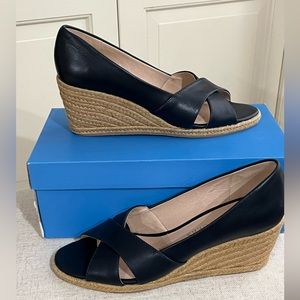 Jack Rogers open-toed shoes. Wedge heel. Navy blue.